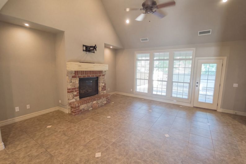 Photo 3 of 18 of 3908 N Pine Ave, Broken Arrow, OK