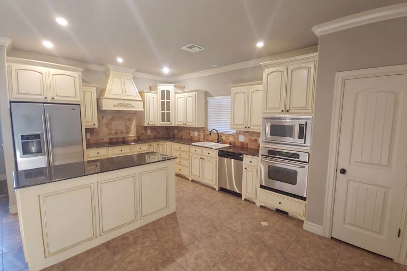Photo 8 of 18 of 3908 N Pine Ave, Broken Arrow, OK