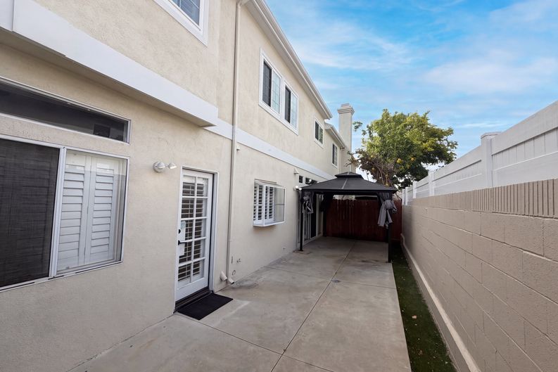 Photo 5 of 21 of 18743 Chapel Ln, Huntington Beach, CA