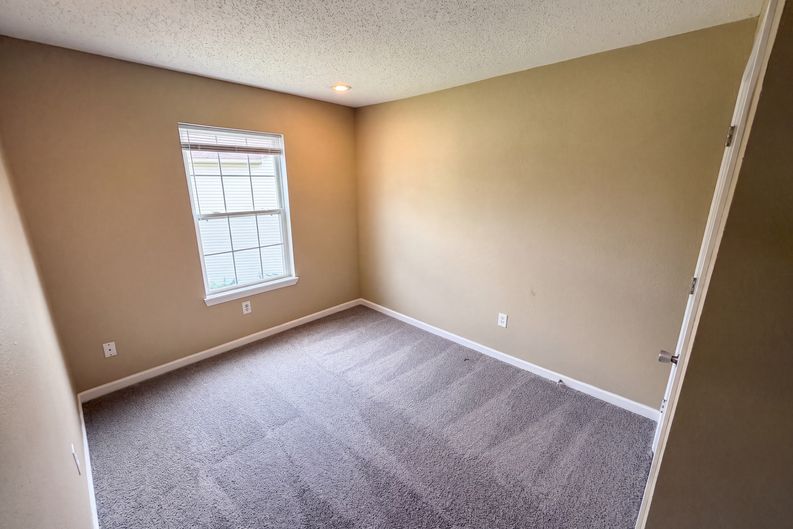 Photo 8 of 35 of 11307 Narrowleaf Dr, Indianapolis, IN