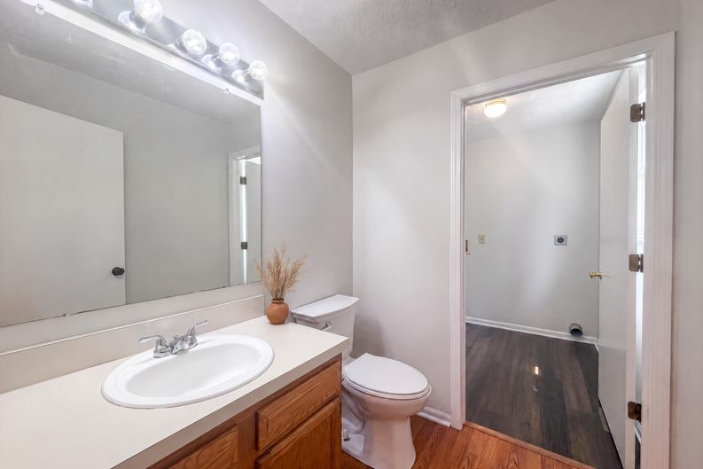 Photo 10 of 32 of 1618 Saddlebrook Dr, Heath, OH