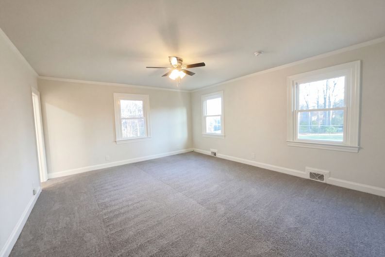 Photo 4 of 21 of 207 Gleneagles Rd E, Statesville, NC