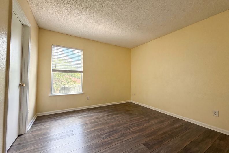 Photo 16 of 27 of 7002 Beekman Lake Dr, Jacksonville, FL