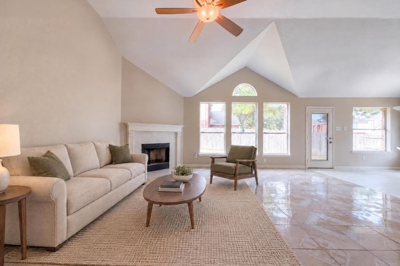 Photo 3 of 19 of 3419 Foursome Ln, Sugar Land, TX