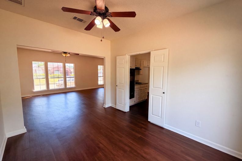 Photo 10 of 21 of 2405 Waterloo Ln, Mesquite, TX