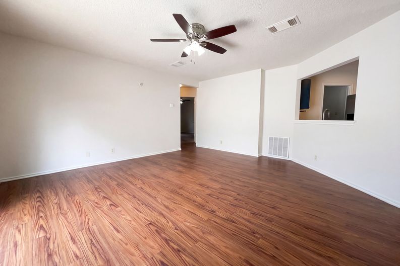Photo 3 of 16 of 3741 Candlebluff Dr, San Antonio, TX