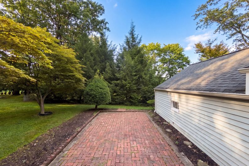Photo 21 of 26 of 6652 Oakwood Dr, Independence, OH