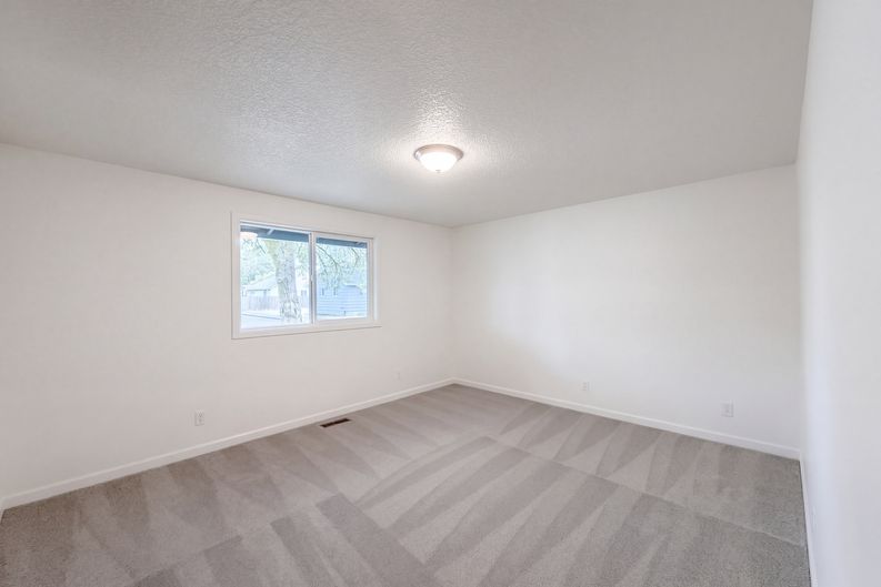 Photo 11 of 17 of 555 Matzen St, Saint Helens, OR