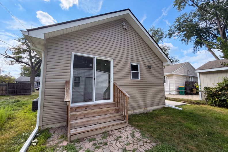 Photo 5 of 17 of 21420 Jefferson St, Farmington Hills, MI