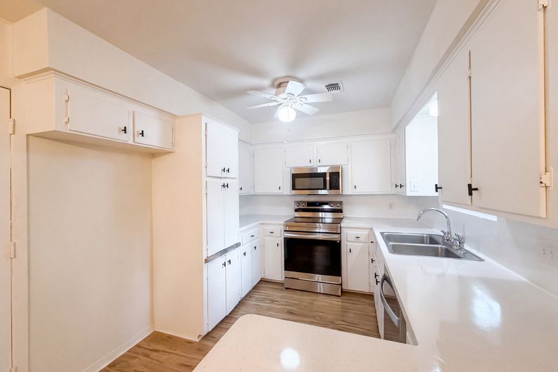 Photo 7 of 17 of 9538 Skyline Dr, Houston, TX