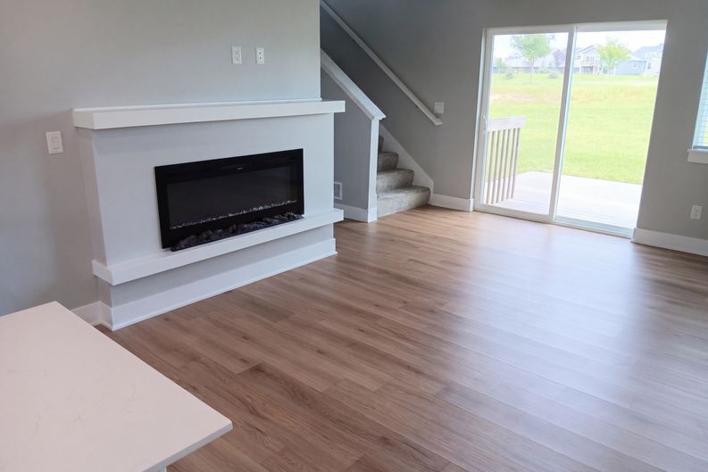 Photo 3 of 24 of 15215 Deerview Dr, Urbandale, IA