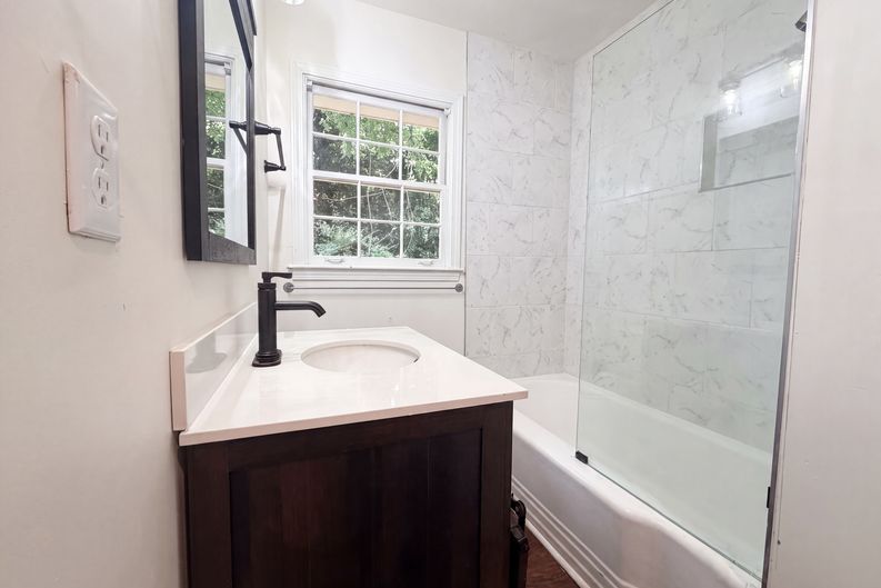 Photo 12 of 18 of 856 Glenway Dr, Atlanta, GA