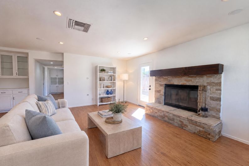 Photo 3 of 17 of 1110 N Las Posas Ct, Ridgecrest, CA