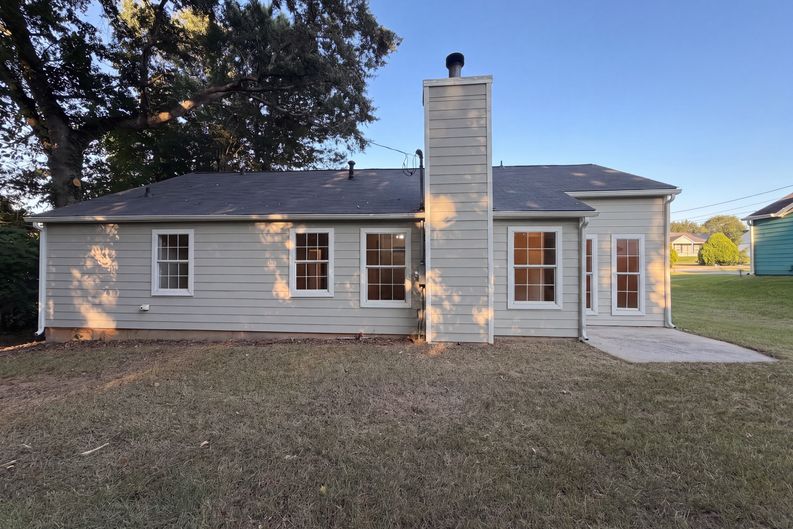 Photo 5 of 22 of 5857 Mistyview Dr, Rex, GA