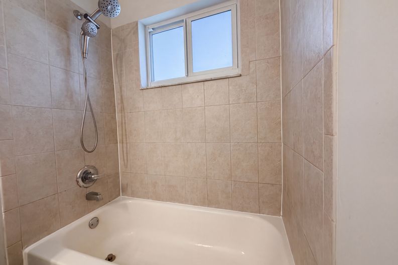 Photo 11 of 25 of 4360 NW 12th Dr, Deerfield Beach, FL