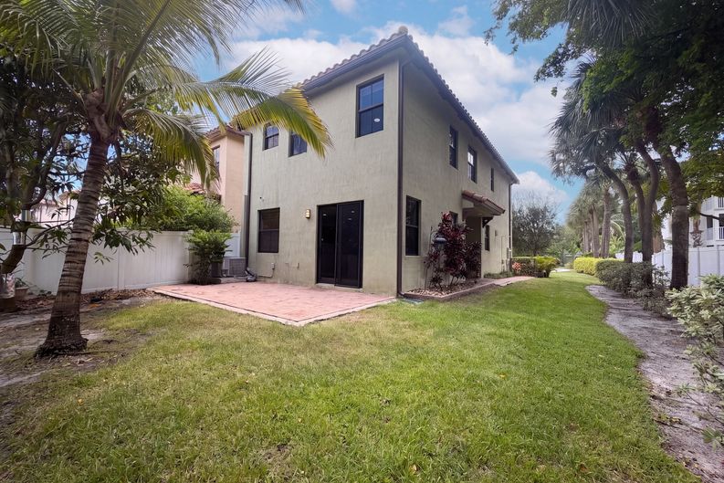 Photo 5 of 30 of 4967 NW 59th St, Tamarac, FL
