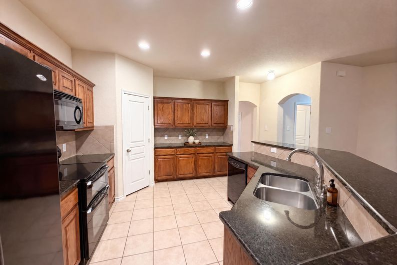 Photo 8 of 20 of 9816 Mullins Crossing Dr, Fort Worth, TX