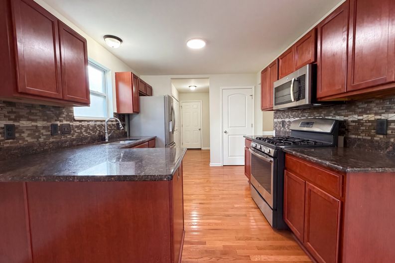 Photo 8 of 21 of 5988 Treetops Dr, Romulus, MI