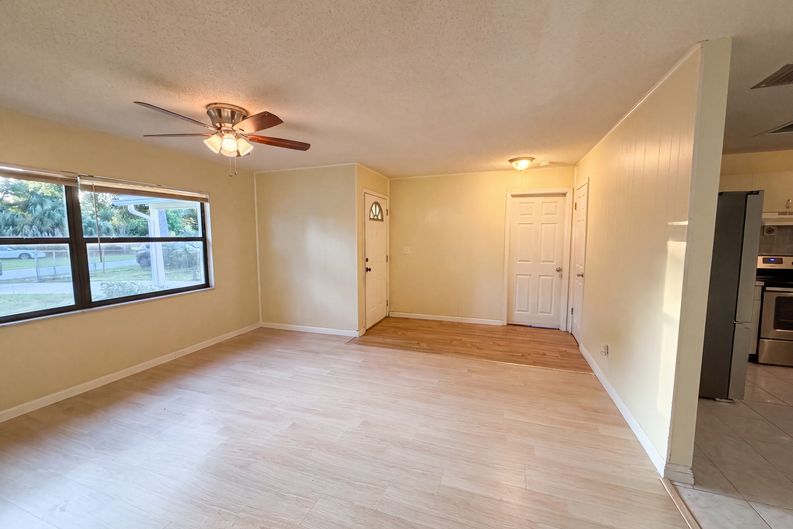 Photo 9 of 26 of 722 Virginia Ln, Apopka, FL