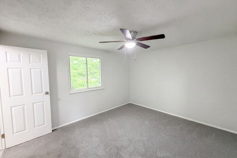Photo 9 of 18 of 918 Bremerton Dr, Indianapolis, IN