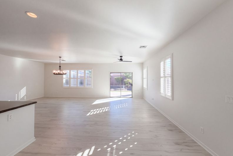 Photo 3 of 22 of 40877 W Bedford Dr, Maricopa, AZ