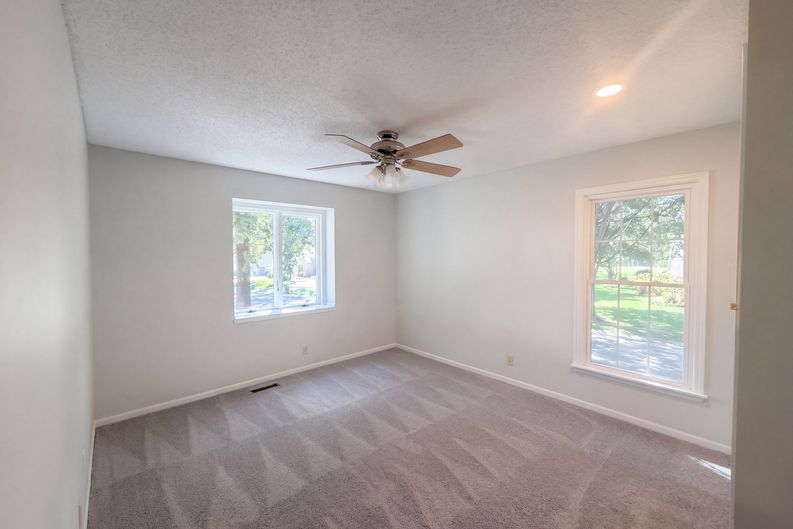 Photo 11 of 47 of 12600 Pawnee Ln, Leawood, KS