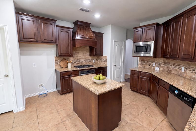 Photo 13 of 18 of 1501 Martin Creek Dr, Little Elm, TX