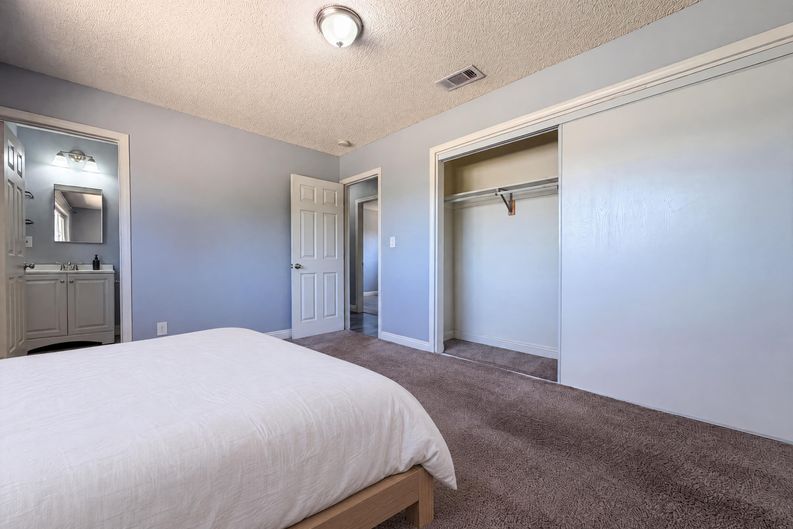 Photo 4 of 17 of 15929 La Verida Dr, Victorville, CA