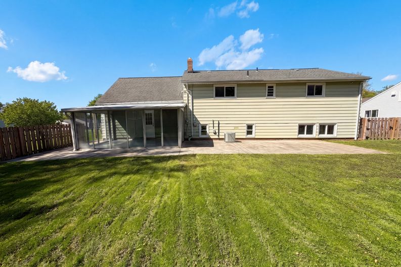 Photo 5 of 24 of 5444 Kenbridge Dr, Cleveland, OH