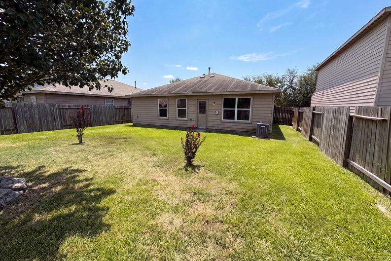 Photo 5 of 19 of 907 Amaryllis Rd, Baytown, TX