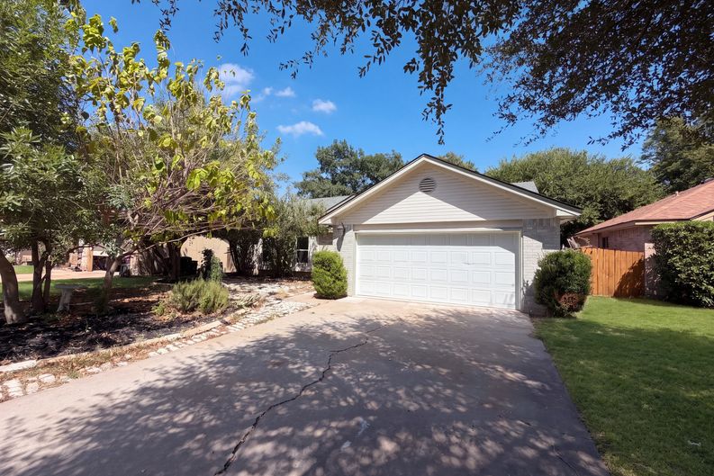 Photo 16 of 18 of 605 Hawthorne Ln, Round Rock, TX