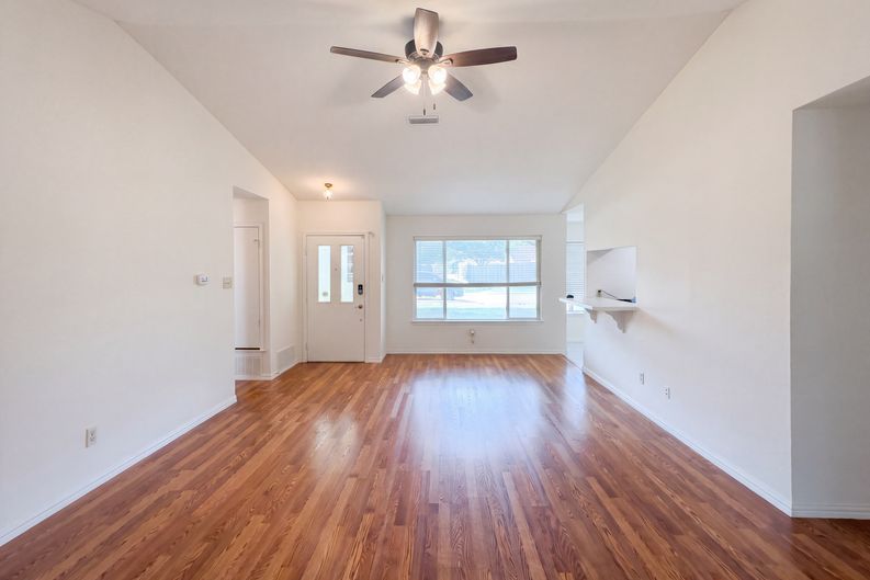 Photo 4 of 15 of 2739 April Hill Ln, Dallas, TX