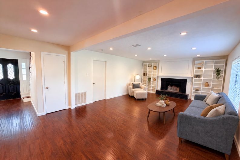 Photo 3 of 27 of 2226 Country Oaks Dr, Garland, TX