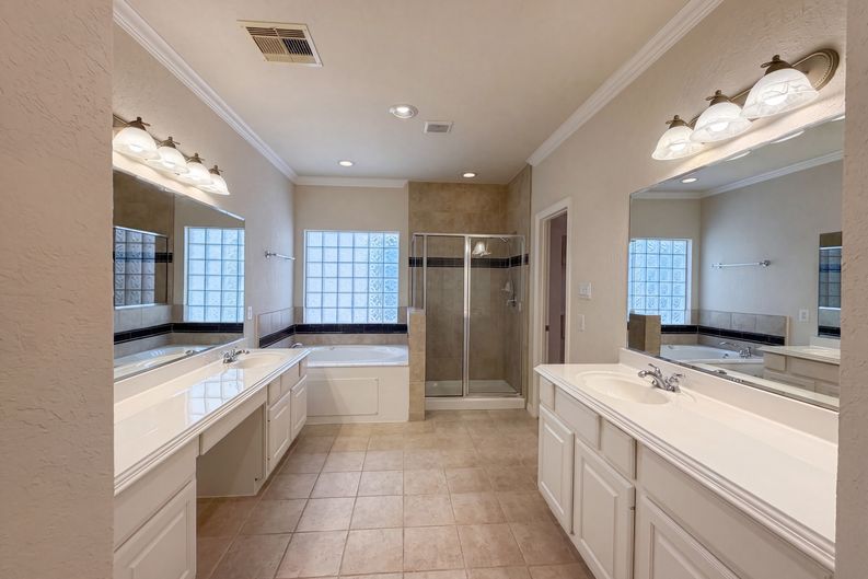 Photo 10 of 21 of 2942 Royal Oaks Crst, Houston, TX
