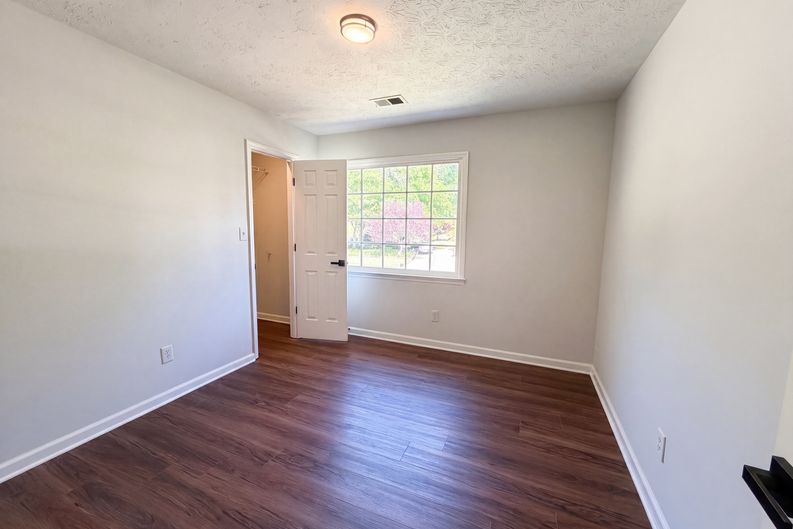 Photo 9 of 22 of 1033 Chestnut Hill Cir SW, Marietta, GA