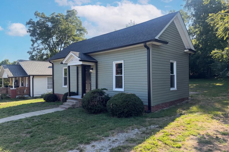 Photo 15 of 17 of 603 Cranbrook St, Greensboro, NC