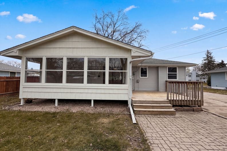 Photo 5 of 27 of 6319 Perry Ave N, Brooklyn Center, MN