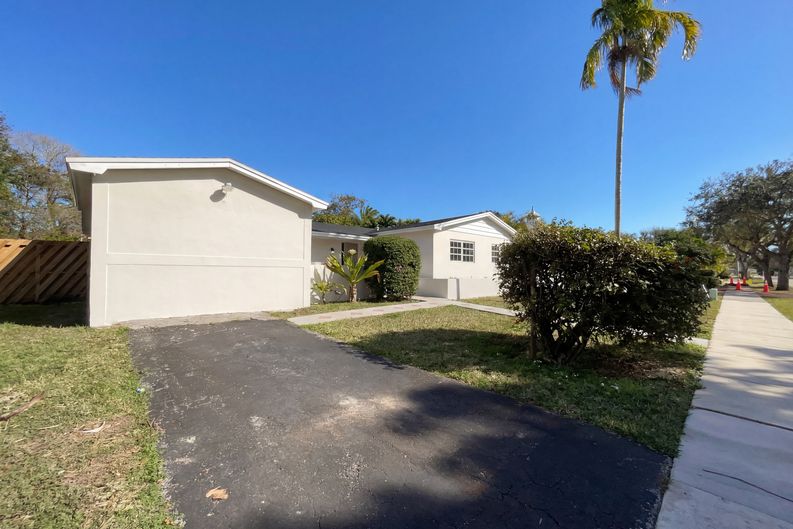 Photo 7 of 21 of 10001 SW 99th Ave, Miami, FL