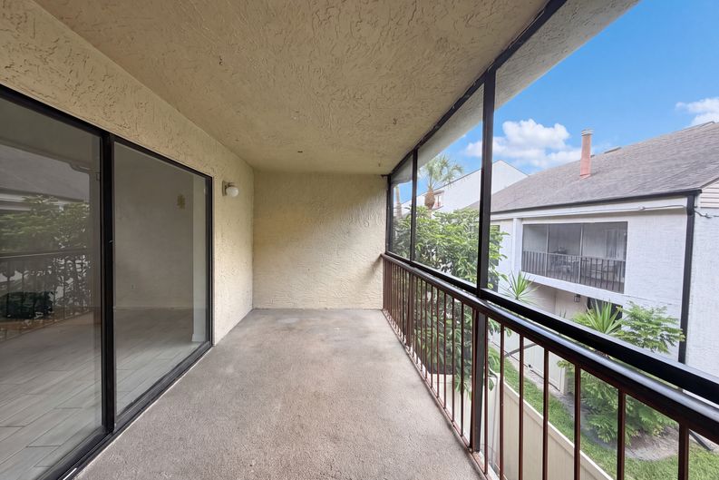 Photo 5 of 16 of 4747 Puritan Cir, Tampa, FL