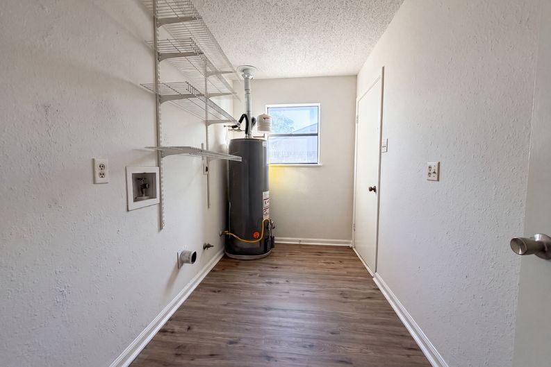 Photo 12 of 16 of 1308 Longhorn Dr, Floresville, TX