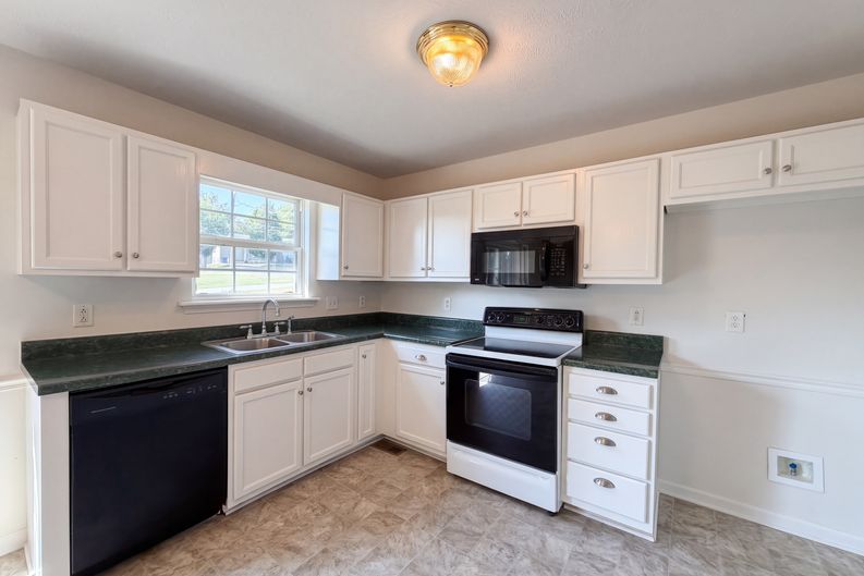 Photo 6 of 16 of 1303 St Hubbins Dr, La Vergne, TN