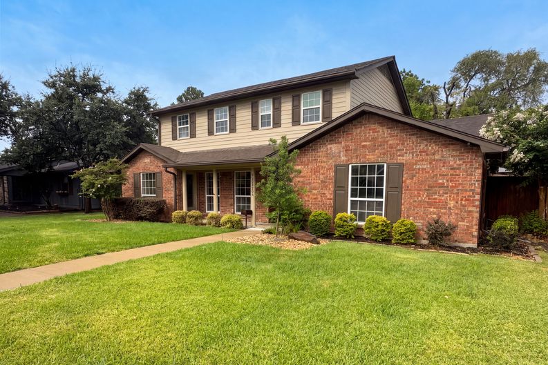 Photo 19 of 22 of 3308 Brookhaven Club Dr, Dallas, TX
