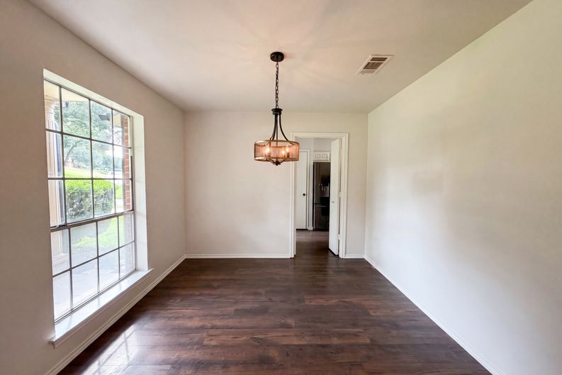 Photo 6 of 20 of 722 S Forest Ln, Duncanville, TX