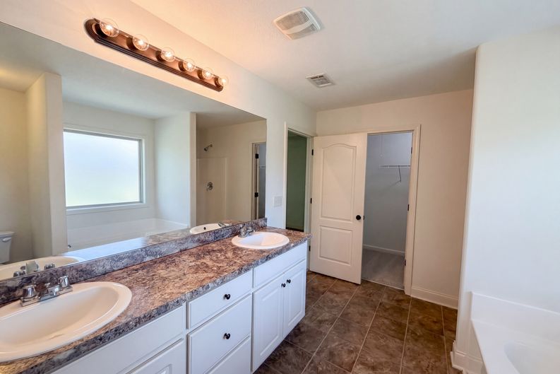 Photo 18 of 28 of 2721 Berkshire Dr, Winder, GA