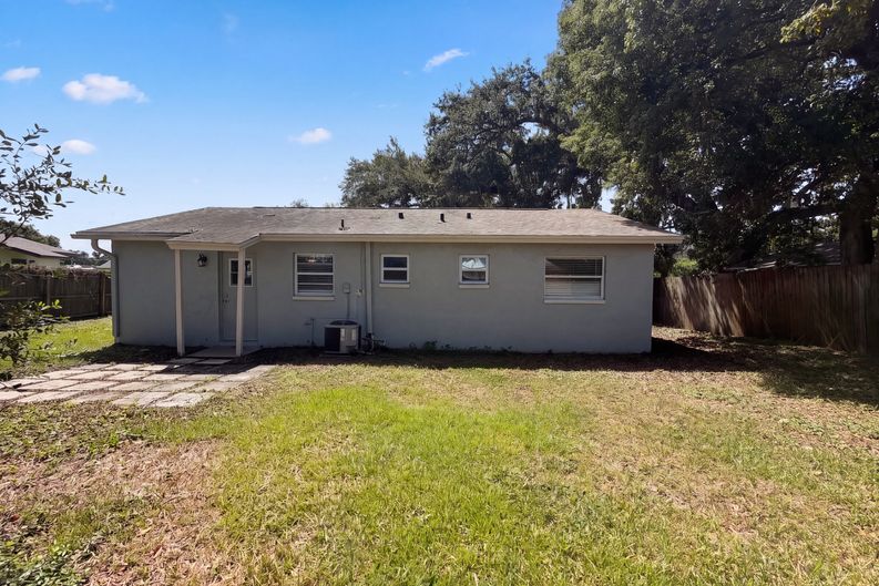 Photo 15 of 16 of 121 Inwood Cir, Brandon, FL