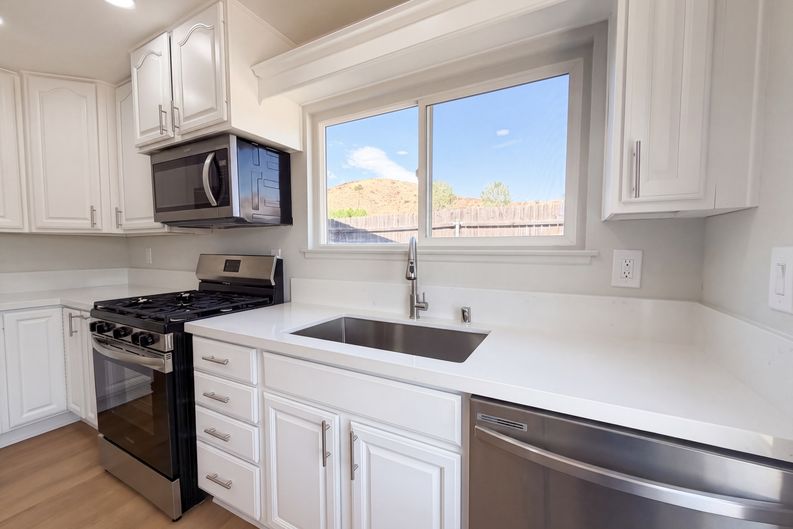 Photo 12 of 25 of 14602 Rosecourt Dr, Canyon Country, CA