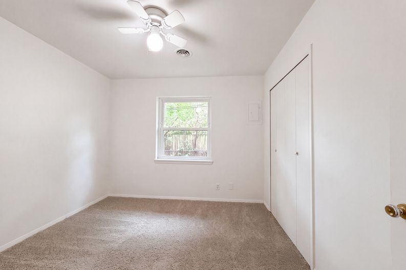 Photo 12 of 20 of 1805 Brookview Dr, Arlington, TX