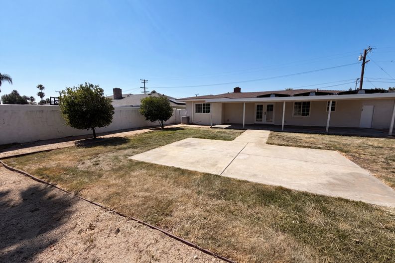 Photo 5 of 17 of 322 E Mariposa Dr, Rialto, CA