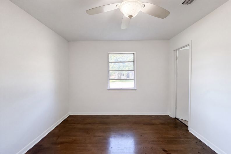 Photo 14 of 16 of 1213 S Ridgeway Dr, Cleburne, TX