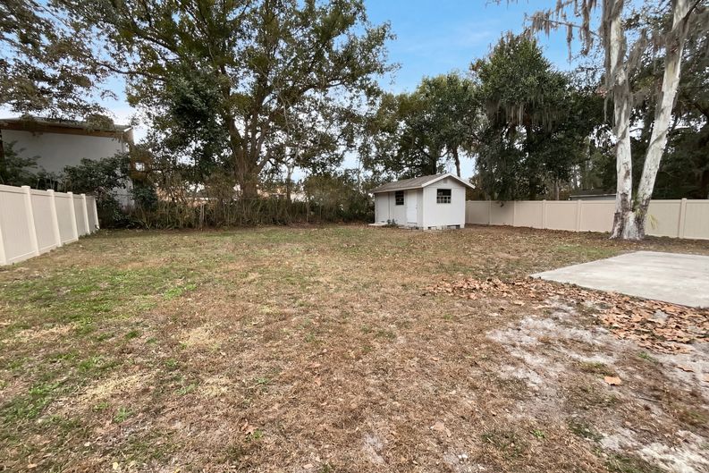 Photo 8 of 21 of 806 Wedgewood Dr, Mount Dora, FL